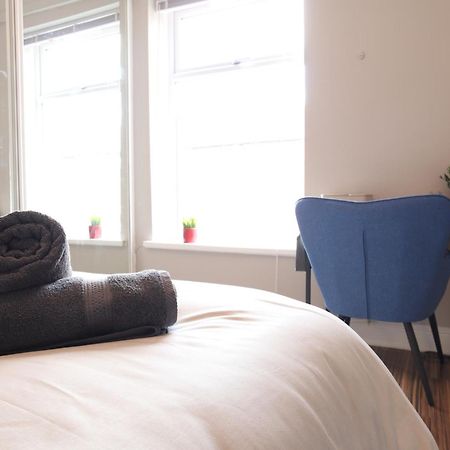 2-Bedroom, Free Parking, High Speed Wi-Fi, Swinton Manchester Extérieur photo