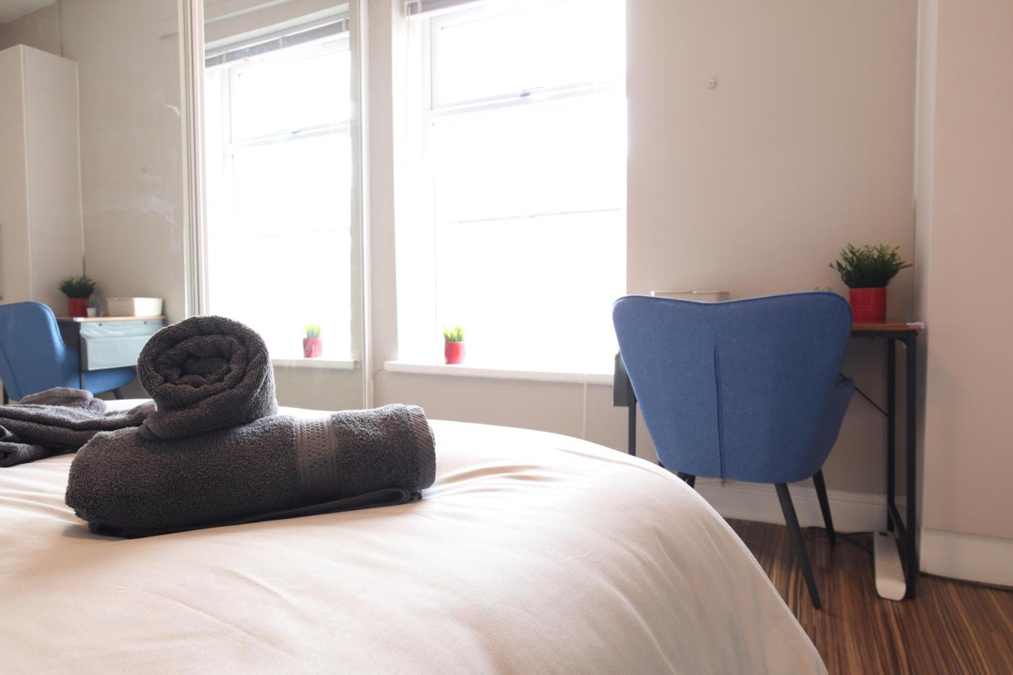 2-Bedroom, Free Parking, High Speed Wi-Fi, Swinton Manchester Extérieur photo