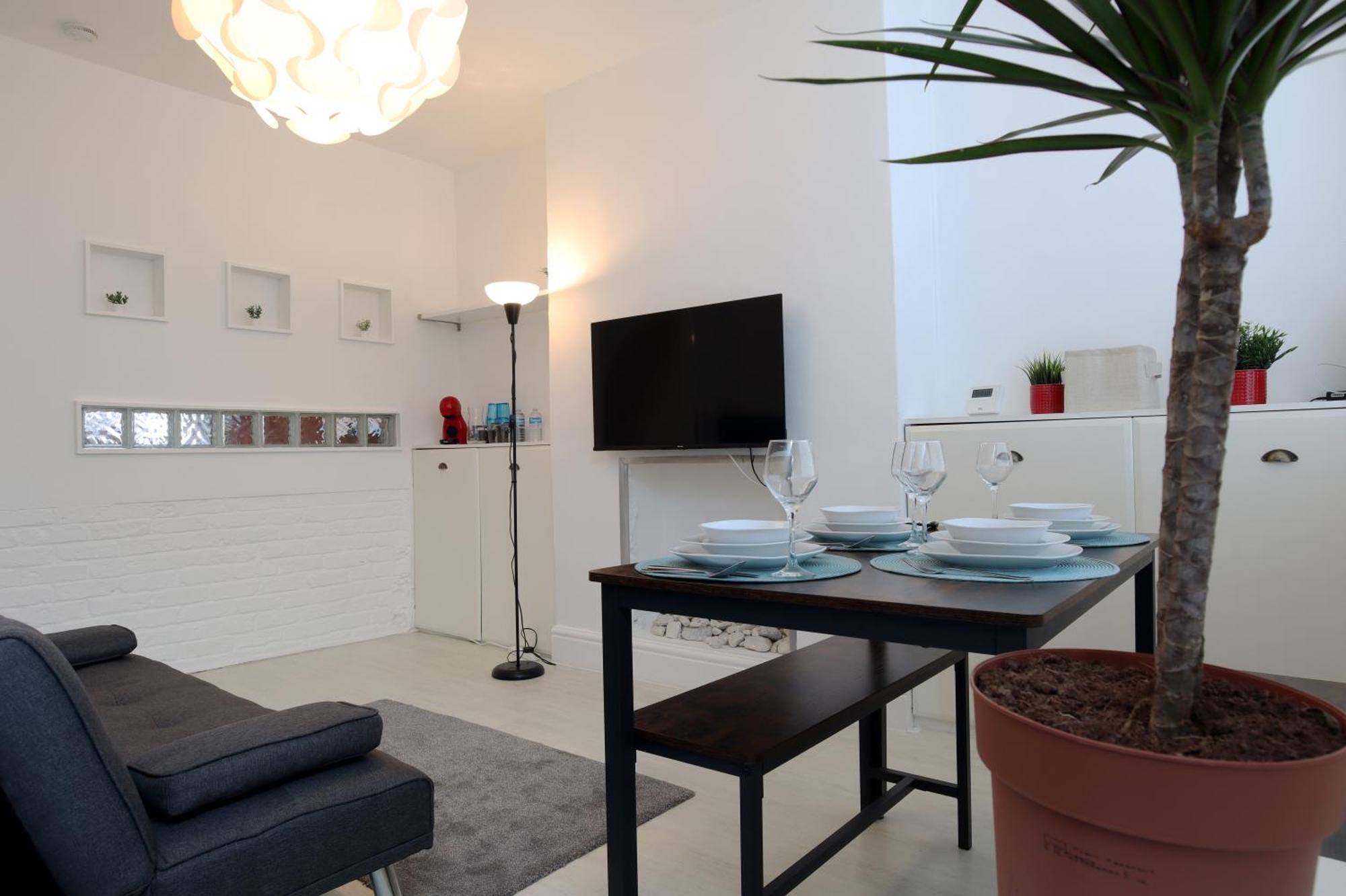 2-Bedroom, Free Parking, High Speed Wi-Fi, Swinton Manchester Extérieur photo