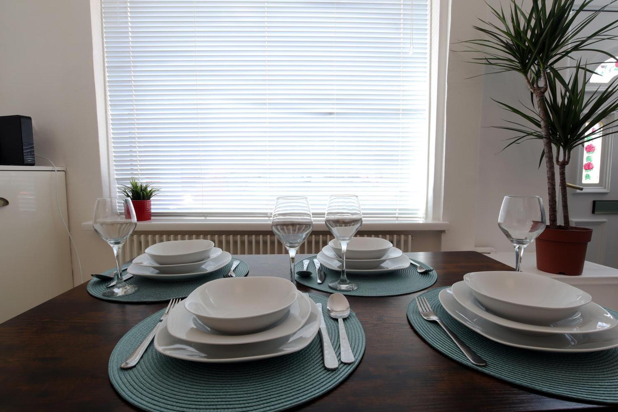 2-Bedroom, Free Parking, High Speed Wi-Fi, Swinton Manchester Extérieur photo