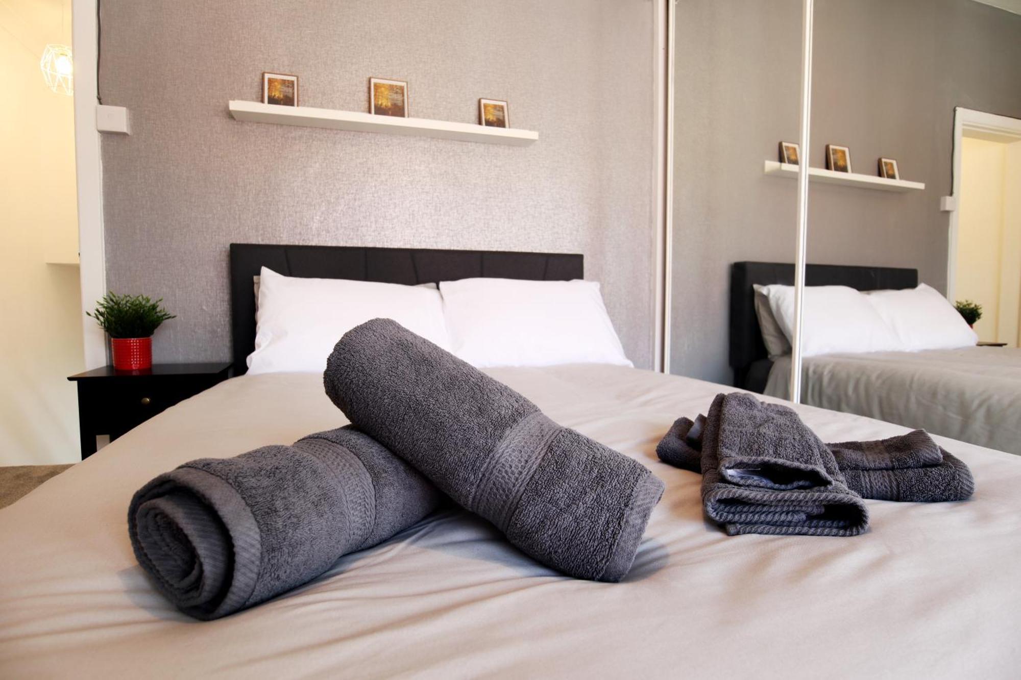 2-Bedroom, Free Parking, High Speed Wi-Fi, Swinton Manchester Extérieur photo